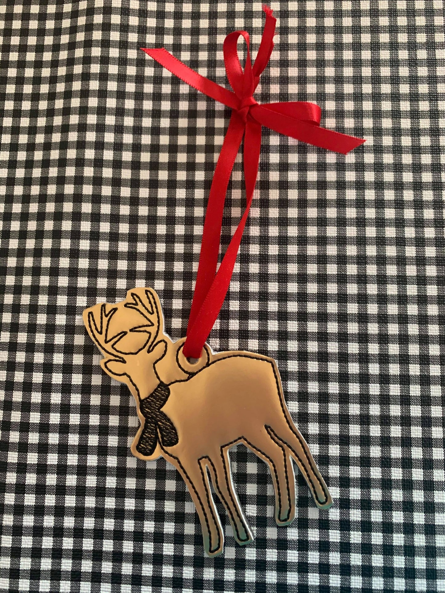 Farmhouse Deer Ornament - Digital Embroidery Design