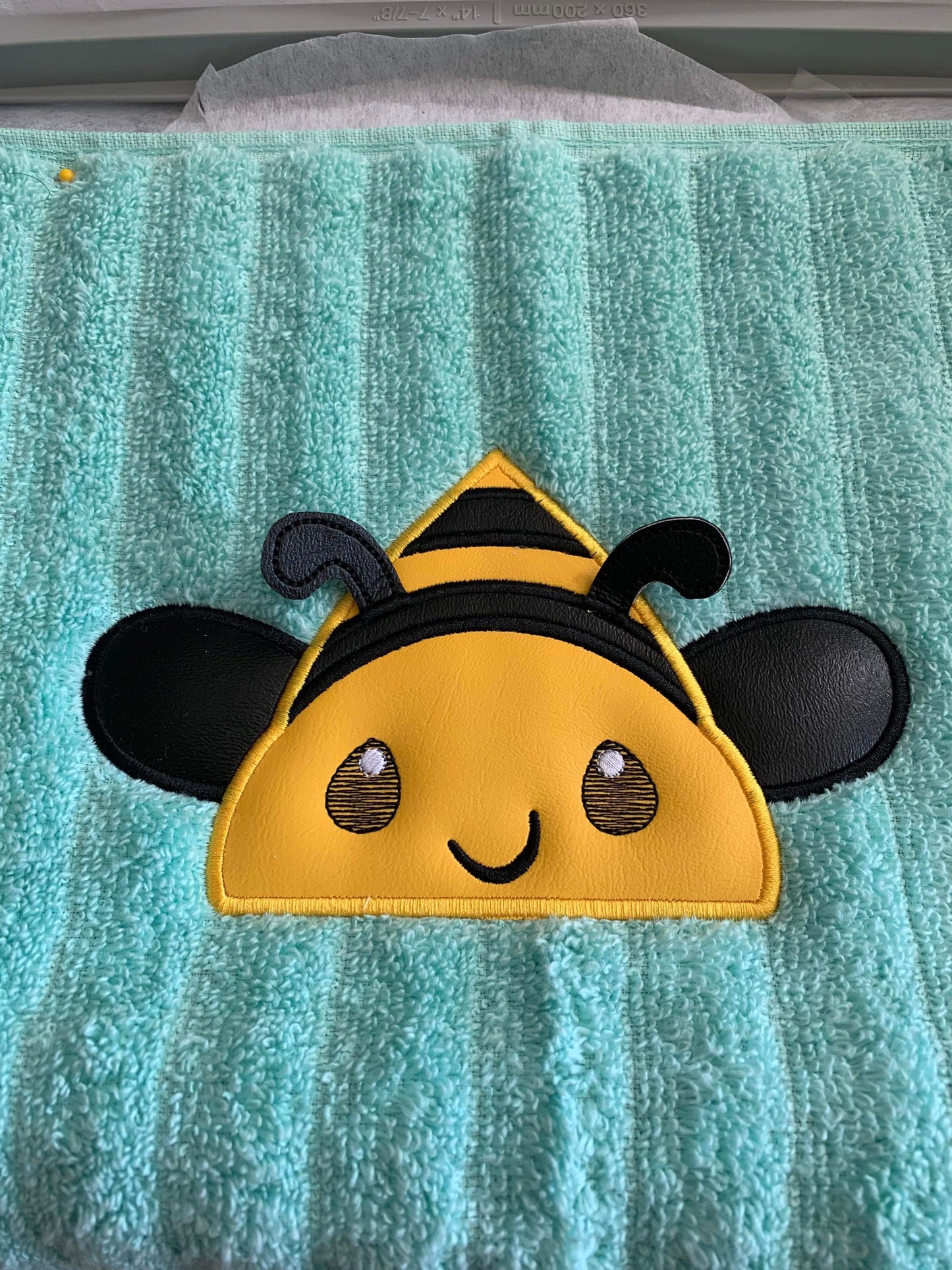 3D Bee Peeker 5x7 - Digital Embroidery Design
