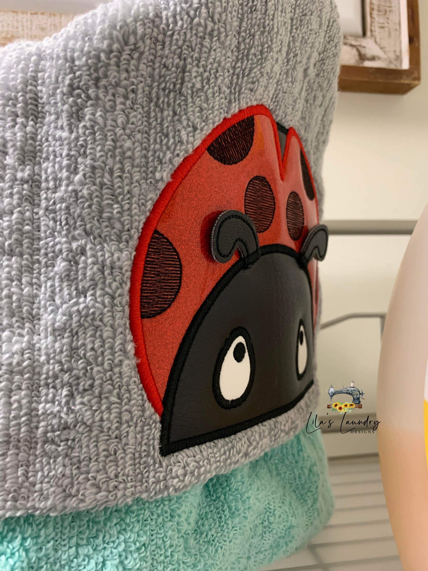 3D Ladybug Peeker - 5x7 - Digital Embroidery Design