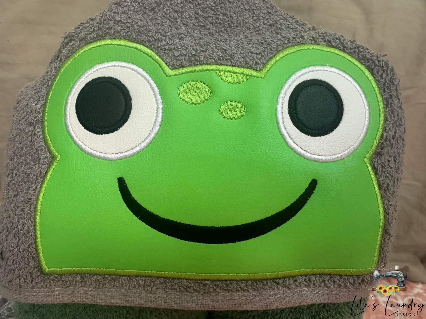 Frog Applique Peeker - 5x7 - Digital Embroidery Design