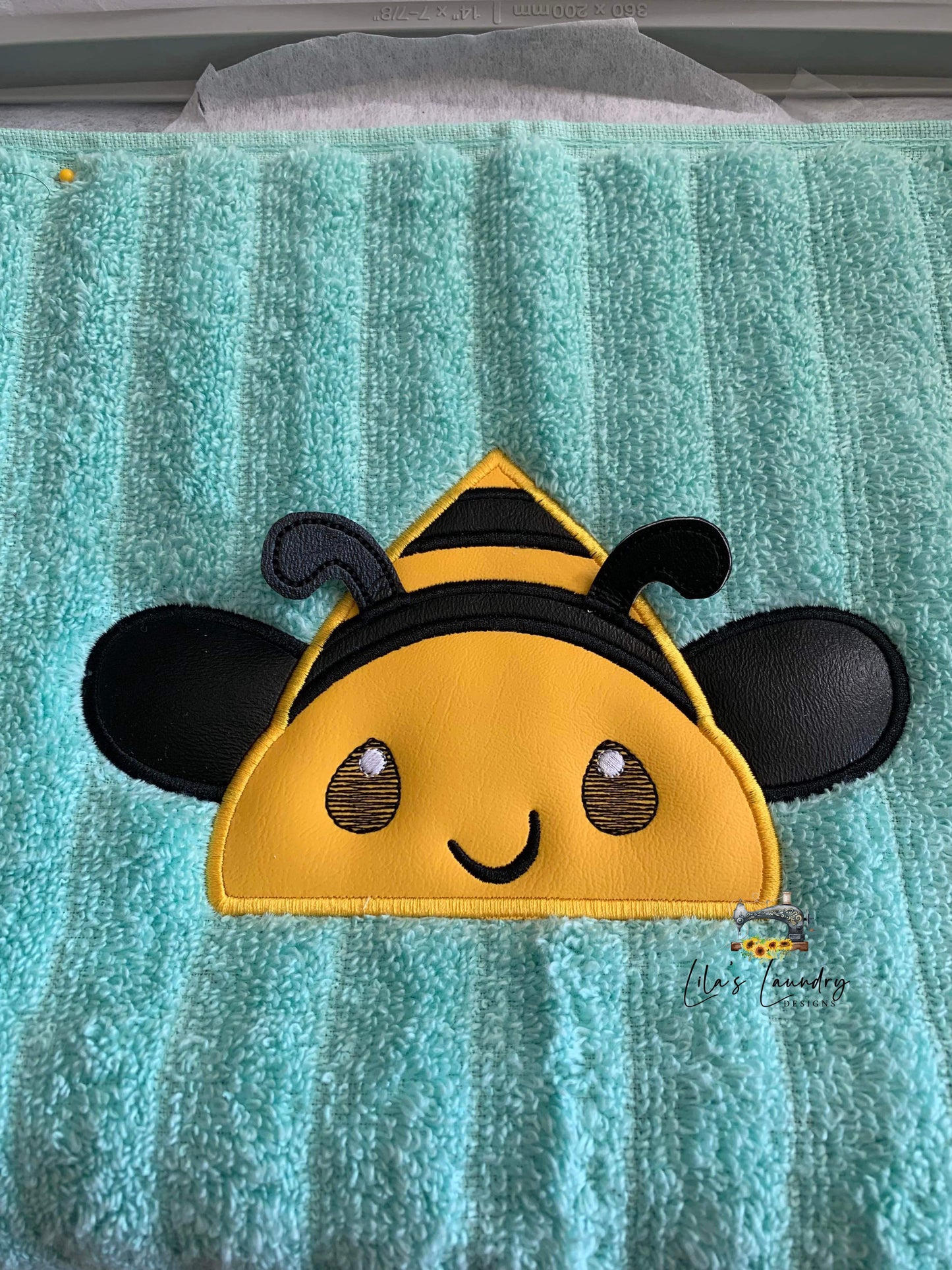 3D Bee Peeker 5x7 - Digital Embroidery Design