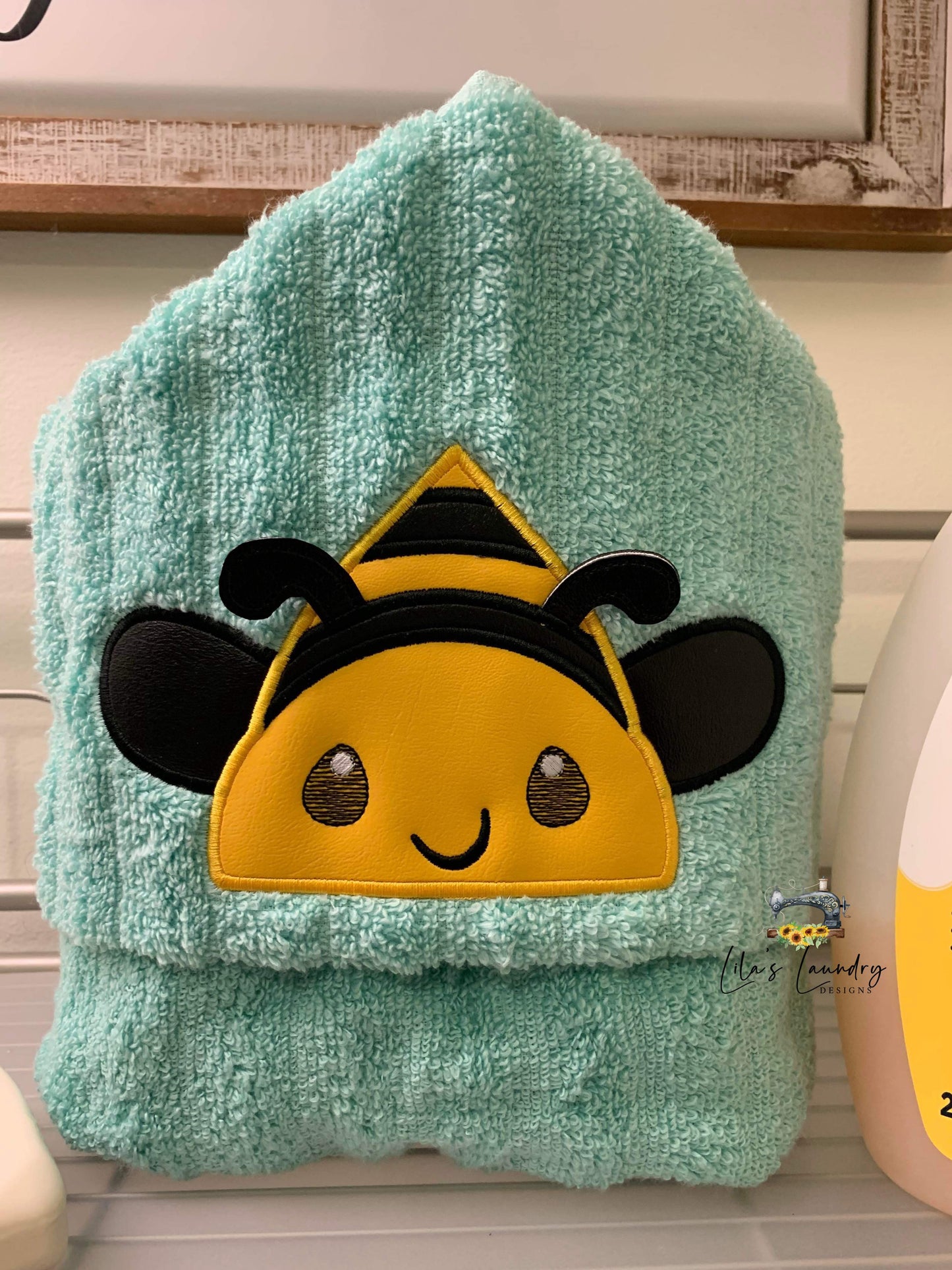 3D Bee Peeker 5x7 - Digital Embroidery Design