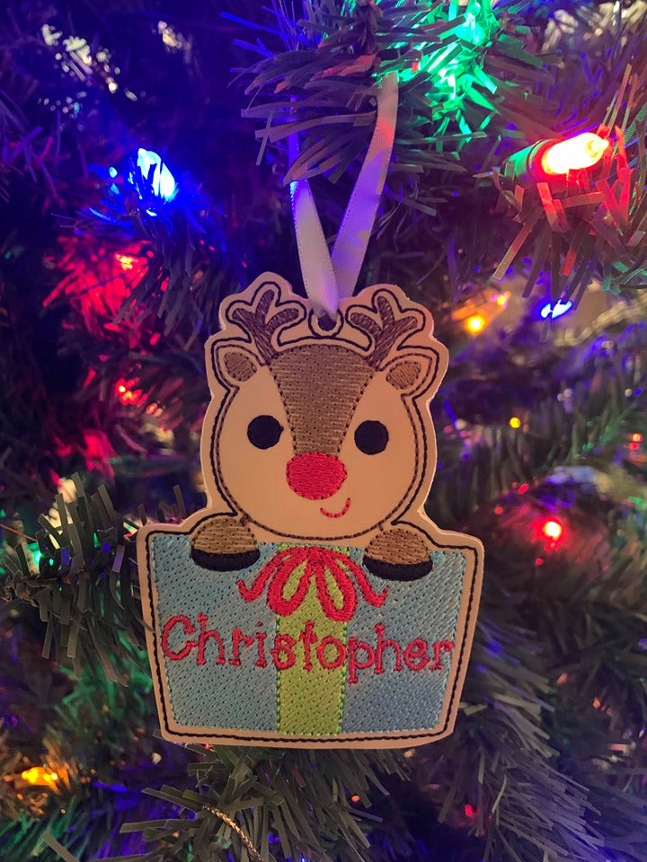 Reindeer in Present Ornament - Digital Embroidery Design